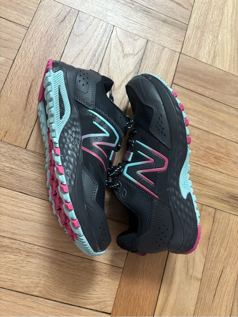 New Balance 410v8 Women’s 5  Black/Pink Trail Running Shoes WT410LC8 - No Box
